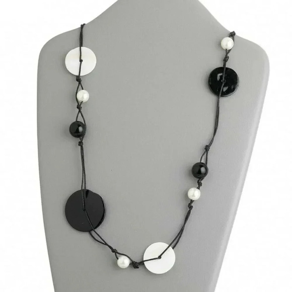 Handcrafted Avant Garde Black and White Mother of Pearl Shell Disc Necklace - Picture 1 of 3
